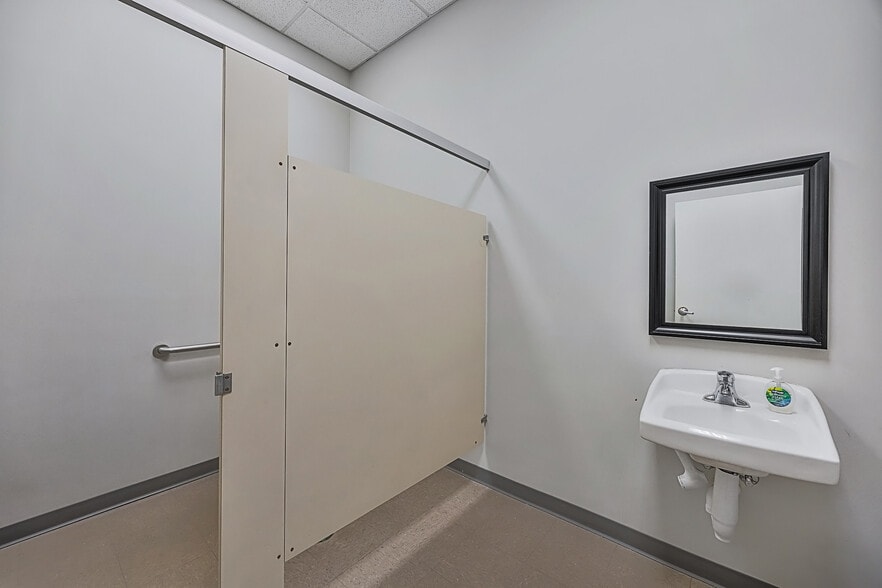 More Photos Of 1035 Vandercar Dr, Florence General Retail For Lease