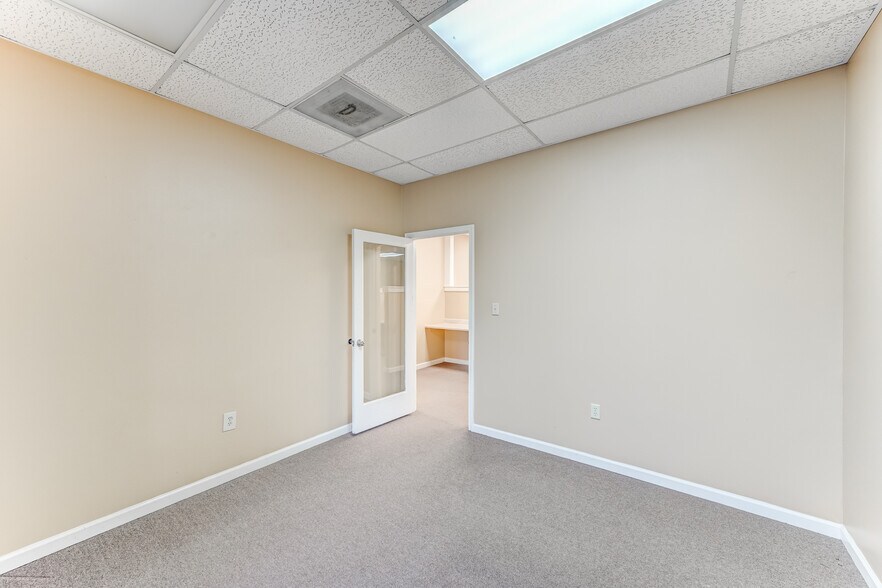 More Photos Of 14741 Pebble Bend Dr, Houston Loft Creative Space For Lease