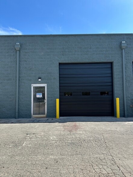 More Photos Of 6401 N Tryon St, Charlotte Auto Repair For Lease