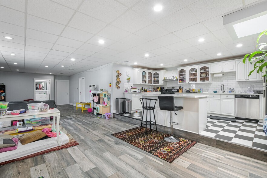 More Photos Of 5481 N Northwest Hwy, Chicago Storefront Retail Residential For Sale