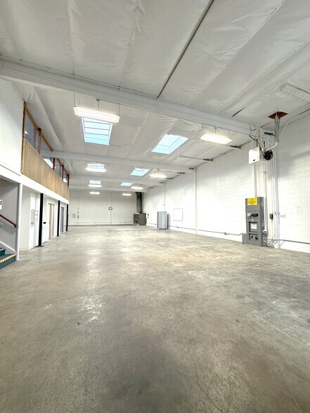 More Photos Of 5815 Fremont St, Oakland Warehouse For Lease