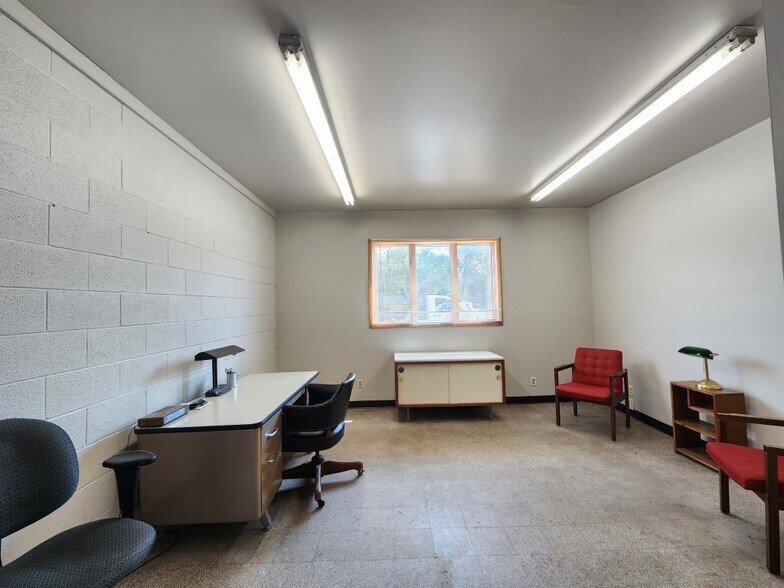 More Photos Of 708-712 S Jefferson Ave, Mason City Warehouse For Sale