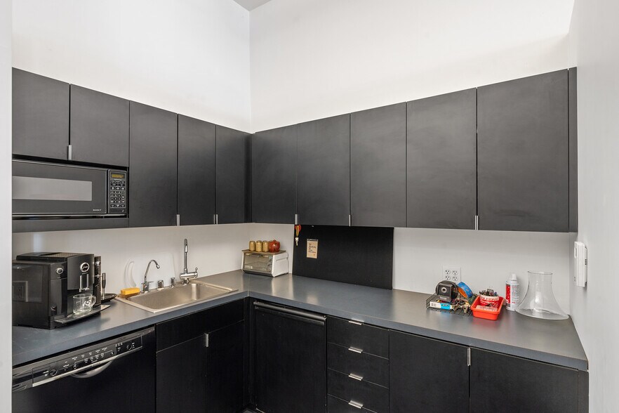 More Photos Of 720 York St, San Francisco Office For Sale