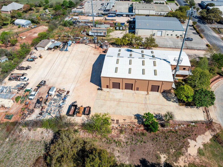 More Photos Of 13307 Western Oak Dr, Helotes Warehouse For Lease