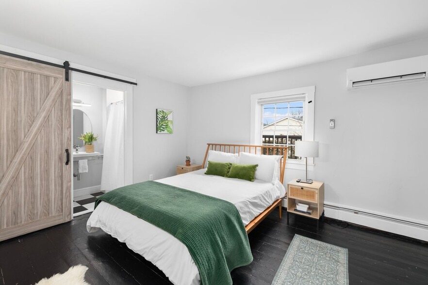 More Photos Of 28 Weaver Ave, Newport Hospitality For Sale