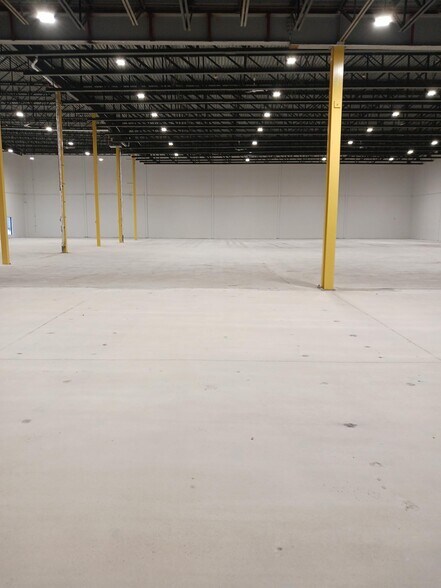 More Photos Of 830 Av Godin, Québec Distribution For Lease