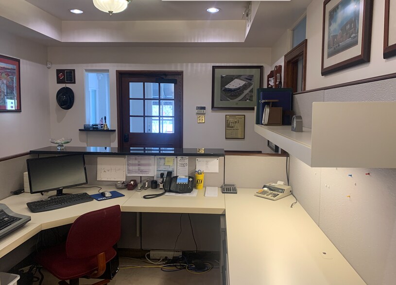 More Photos Of 8949 Manchester Rd, Brentwood Freestanding For Lease