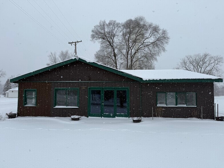 More Photos Of 358 S Oak St, Lone Rock Office For Sale