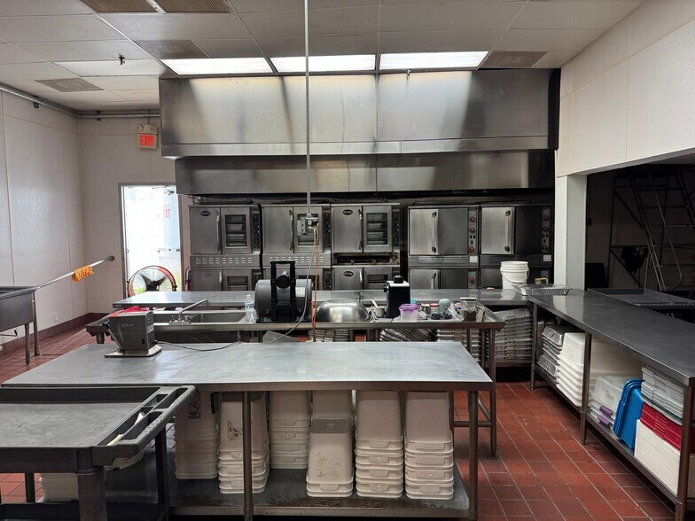 More Photos Of 7700 NW 37th Ave, Miami Manufacturing For Lease