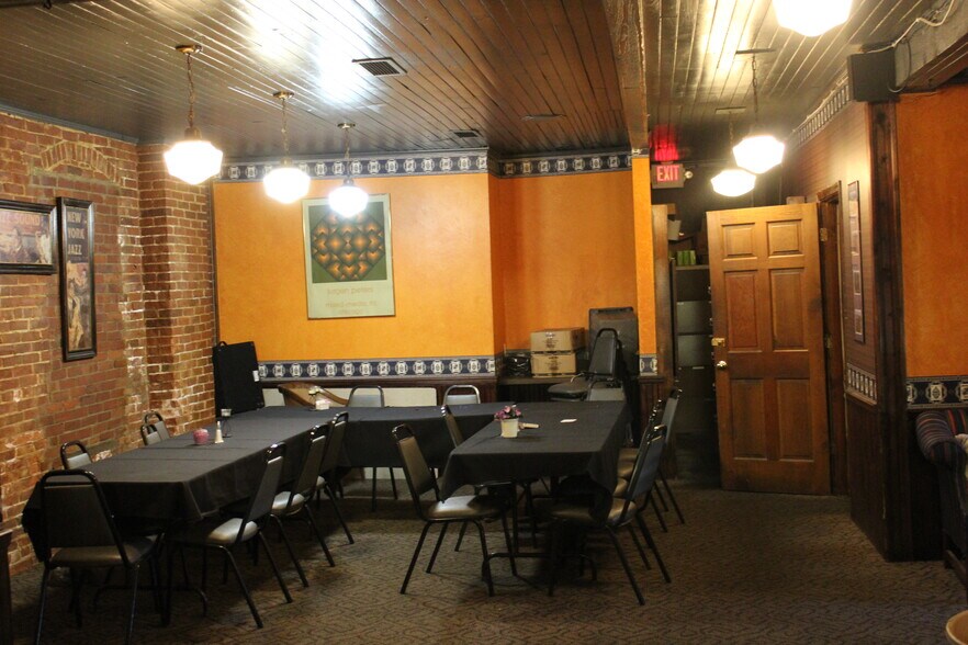 More Photos Of 210 Commercial Way, Jefferson City Flex For Sale