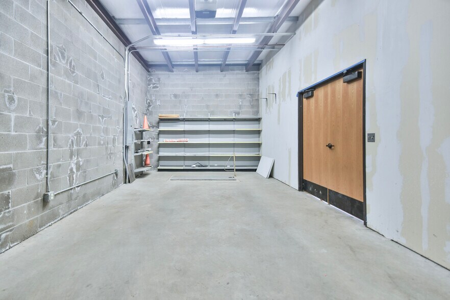 More Photos Of 1401 W Main St, Duncan Flex For Lease