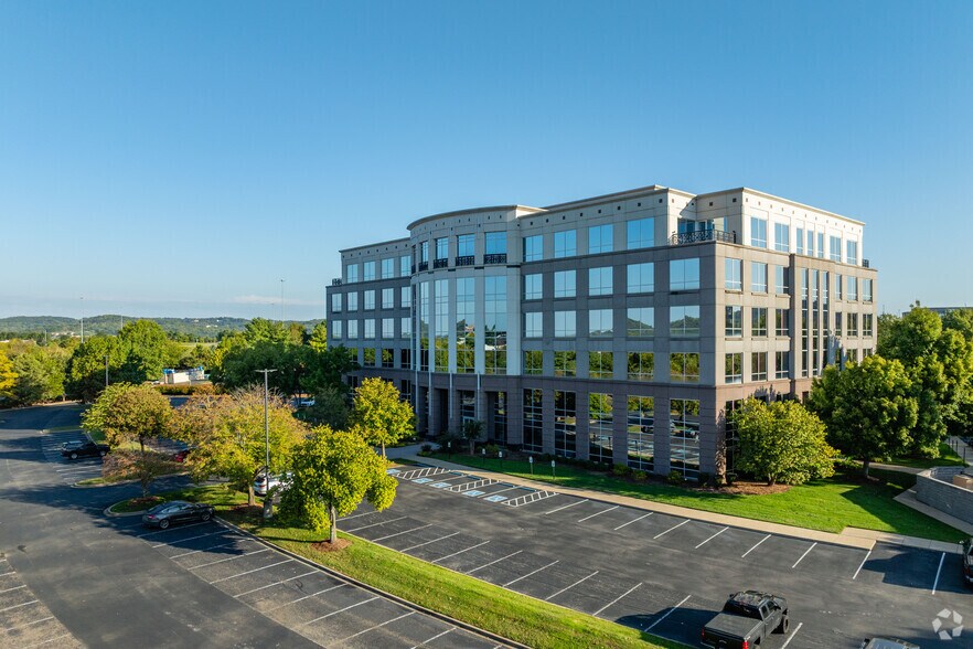 More Photos Of 830 Crescent Centre Dr, Franklin Office For Lease