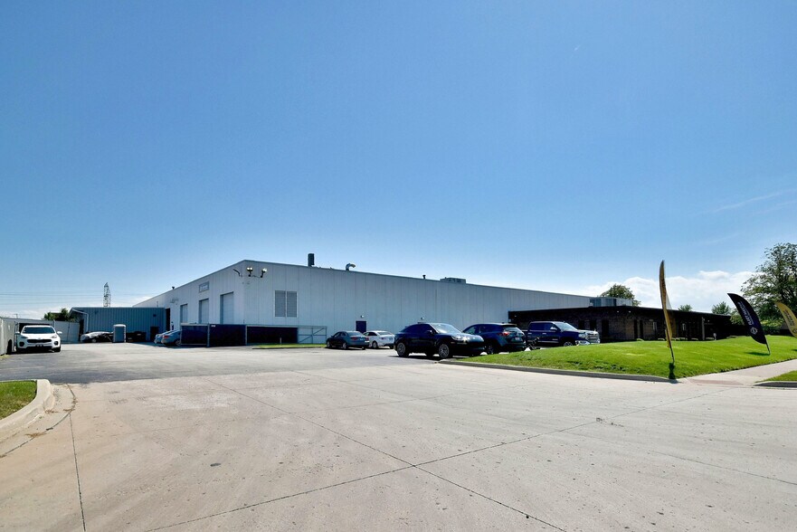 More Photos Of 6363 W 73rd St, Bedford Park Manufacturing For Lease