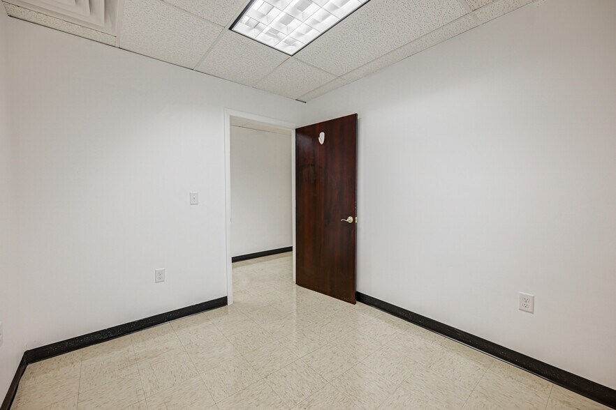 More Photos Of 20 Willow Springs Cir, York Warehouse For Lease