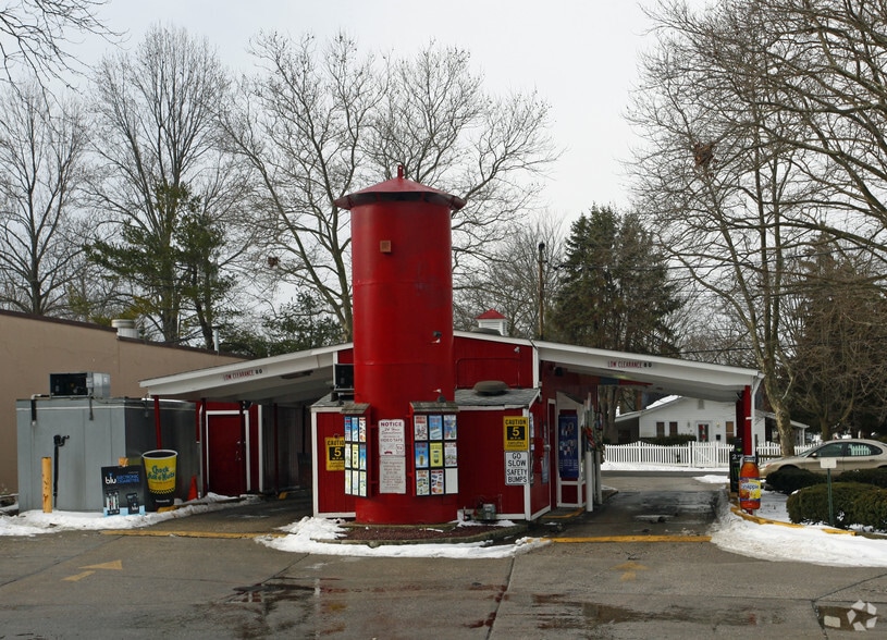 Primary Photo Of 2154 Deer Park Ave, Deer Park Convenience Store For Lease