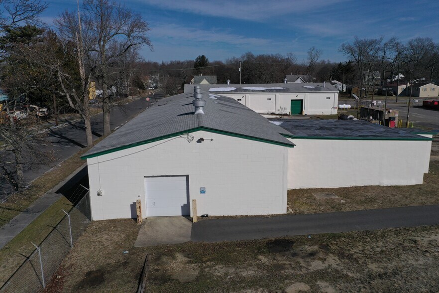 More Photos Of 717 Longfellow St, Woodbine Warehouse For Lease