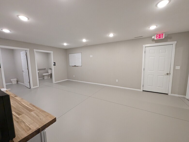 More Photos Of 516 S Main St, Nixa Service For Sale