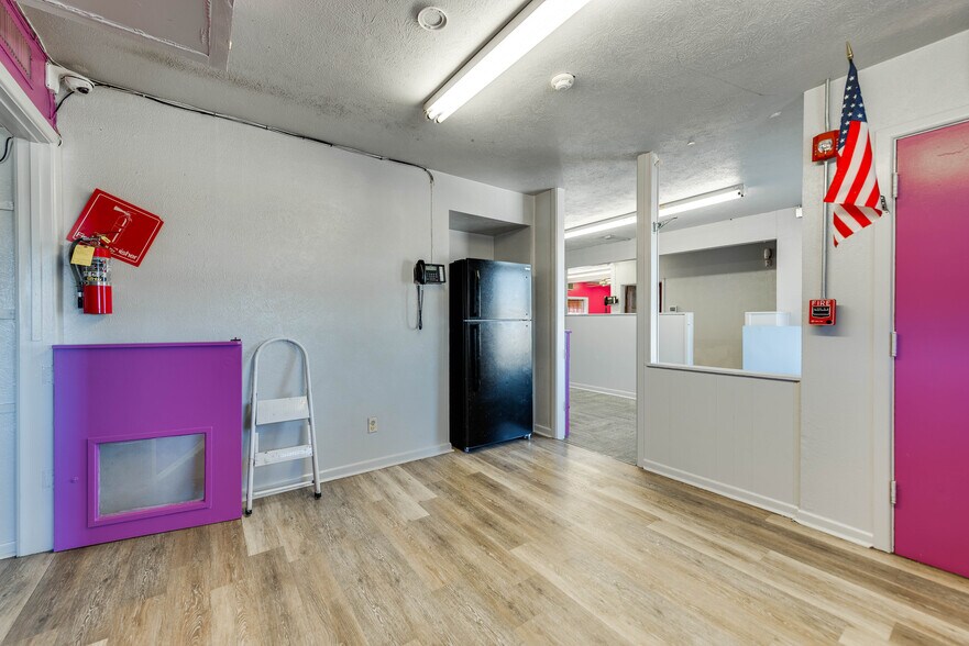 More Photos Of 1005 Austin St, Midland Storefront For Sale