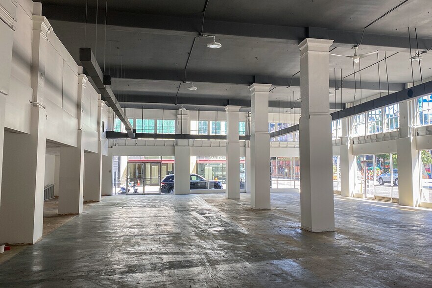 More Photos Of 1313 W Burnside St, Portland Parking Garage For Lease