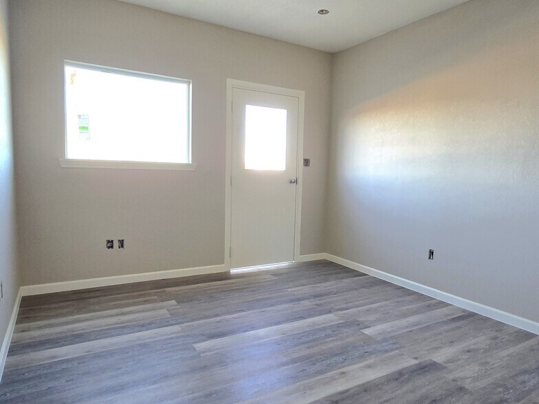 More Photos Of 6404 FM 1715 F, Lampasas Flex For Lease