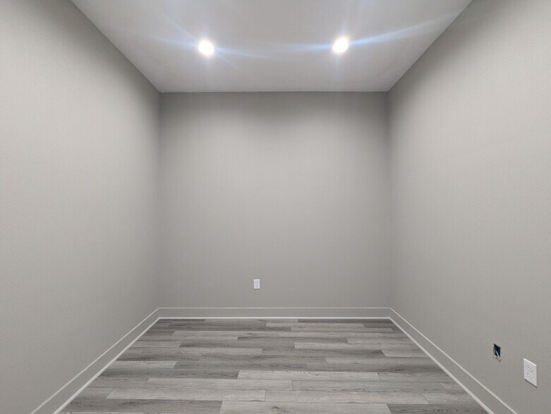 More Photos Of 1765 W Commerce Pky, Beaumont Industrial For Lease