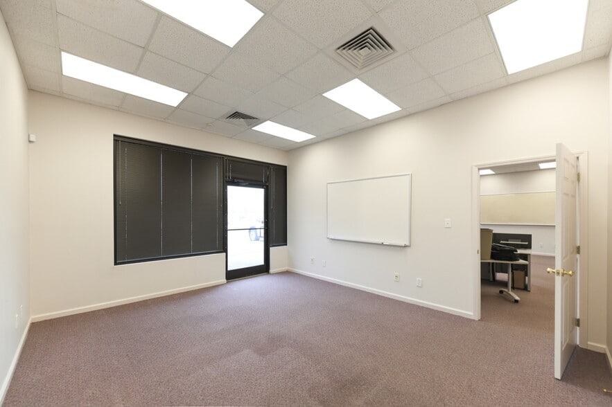 More Photos Of 409 Chicago Dr, Fayetteville Flex For Lease