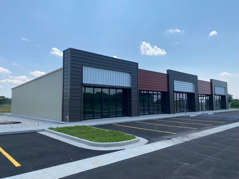 More Photos Of 1350 N Maxine Ave, Nixa Storefront For Lease