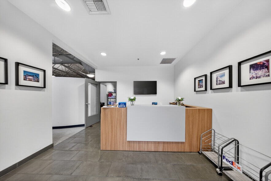 More Photos Of 3500 W Burbank Blvd, Burbank Office For Sale