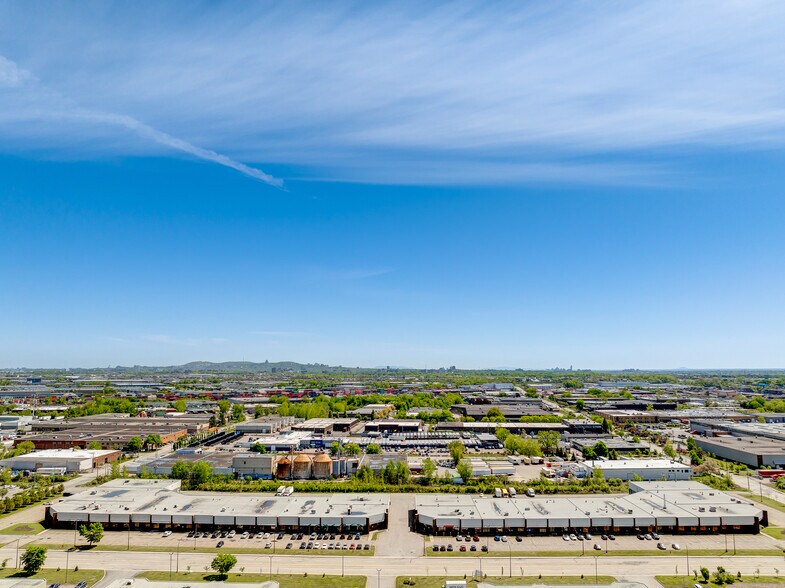 More Photos Of 1730-1850 Av 55e, Montréal Showroom For Lease