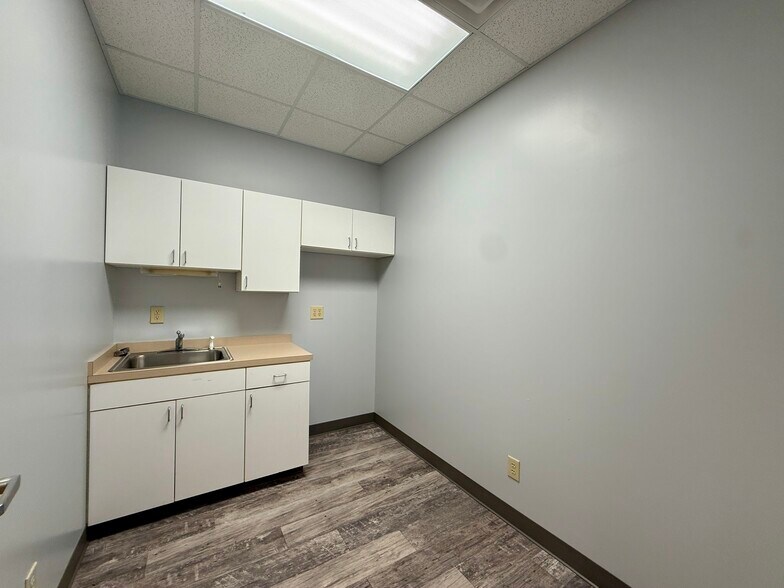 More Photos Of 2140 W Arlington Blvd, Greenville Medical For Lease