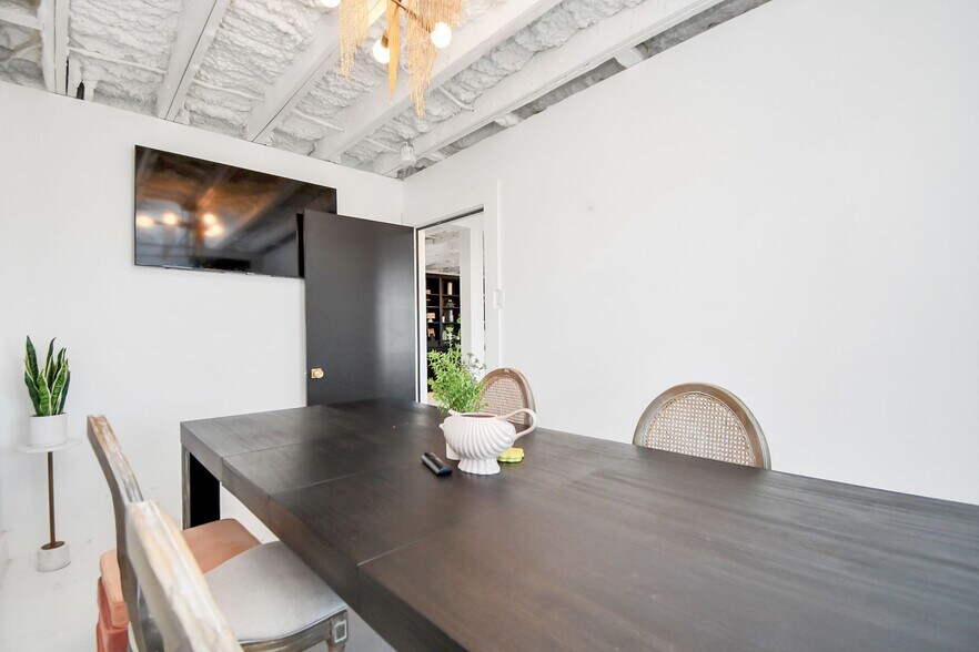 More Photos Of 11605 W Hardy Rd, Houston Storefront Retail Office For Sale