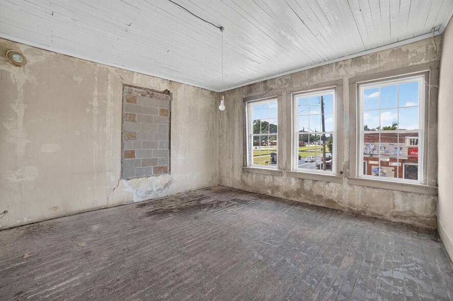 More Photos Of 36 Church St N, Jeffersonville Light Manufacturing For Sale