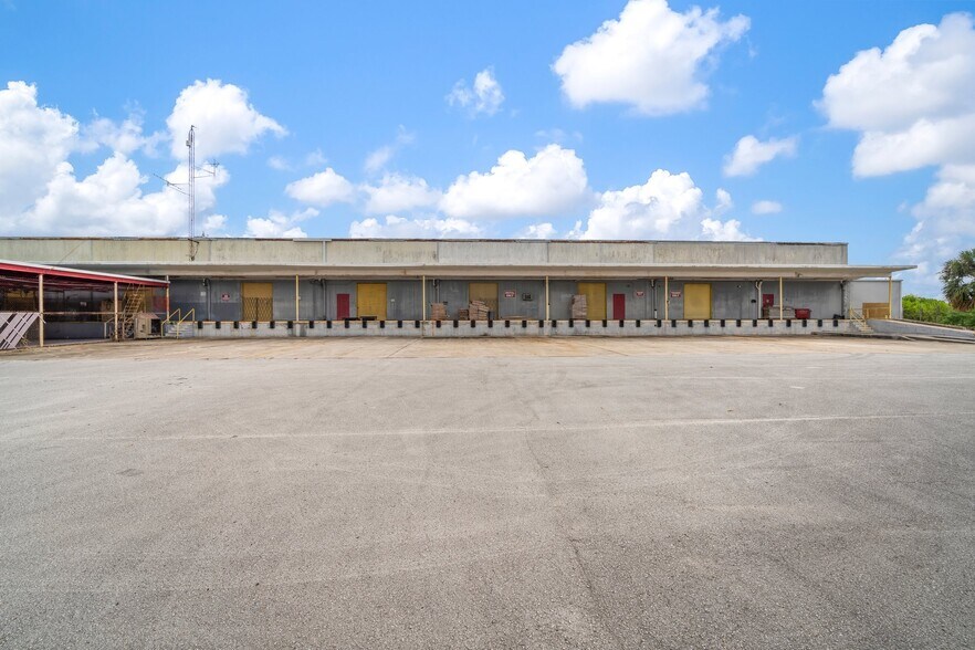 More Photos Of 4600 Park St N, Saint Petersburg Warehouse For Lease