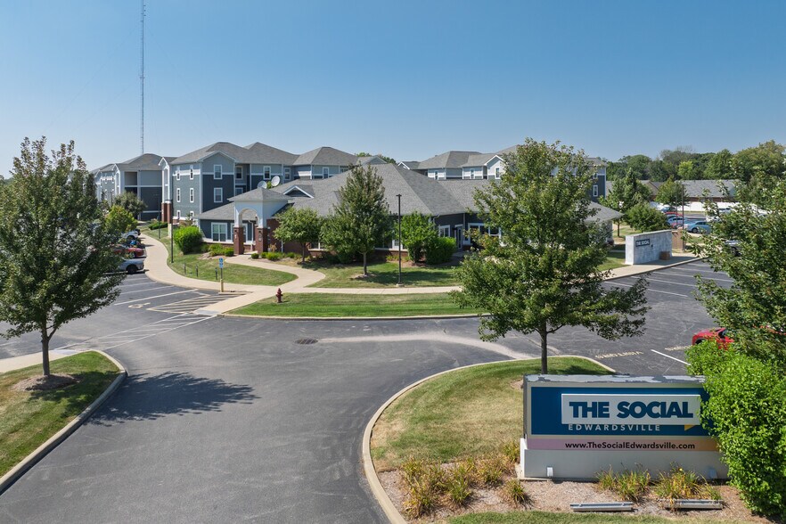 More Photos Of 1 Campus Edge Dr, Edwardsville Apartments For Sale