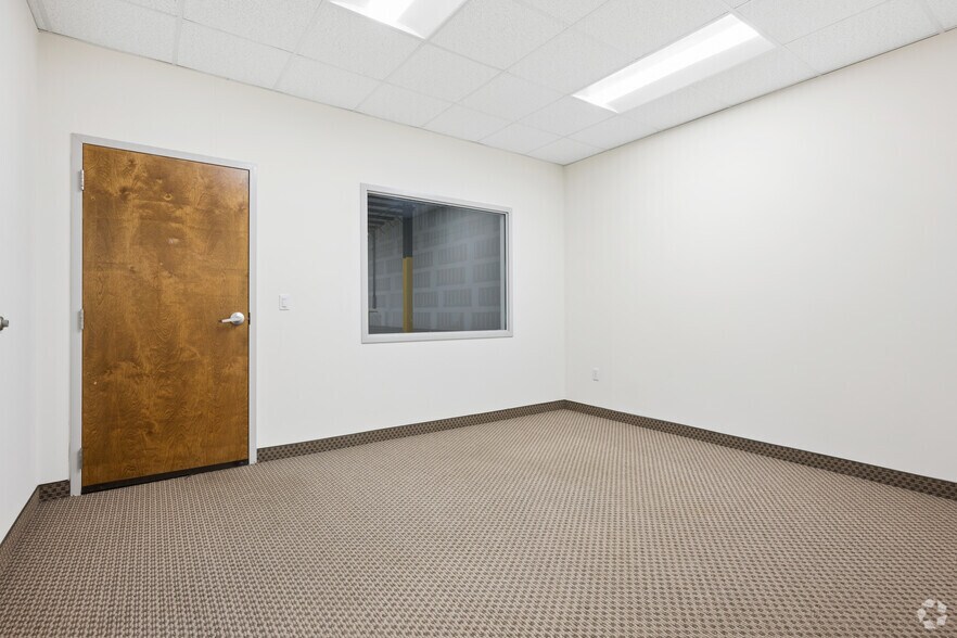 More Photos Of 6348 Burnt Poplar Rd, Greensboro Warehouse For Lease