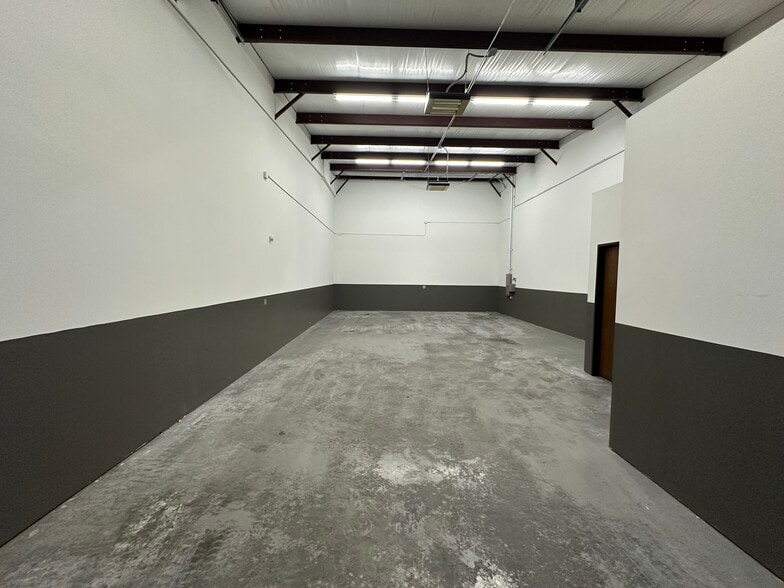 More Photos Of 1904 W Iola St, Broken Arrow Warehouse For Lease