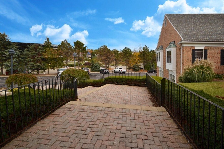 More Photos Of 30903 Northwestern Hwy, Farmington Hills Office For Lease