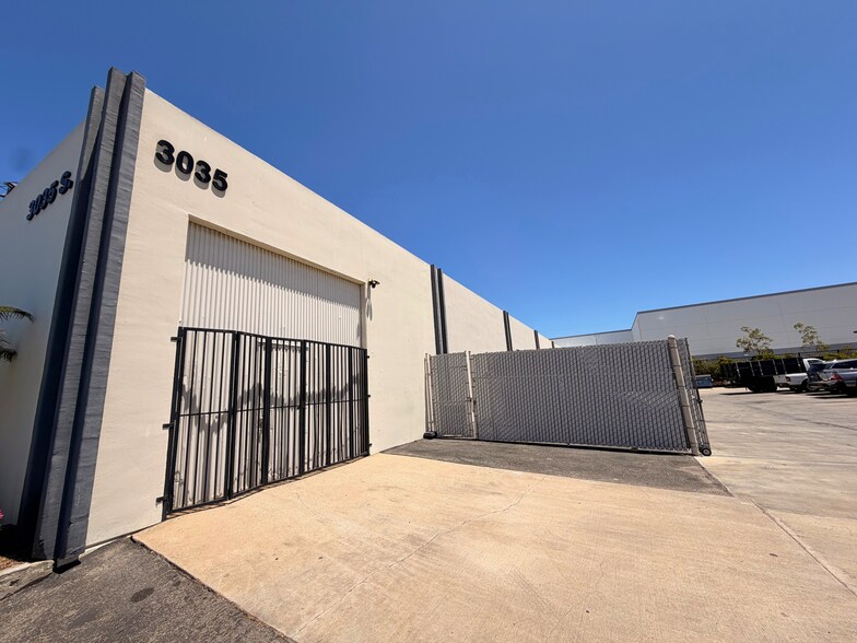 More Photos Of 3035 S Halladay St, Santa Ana Warehouse For Lease