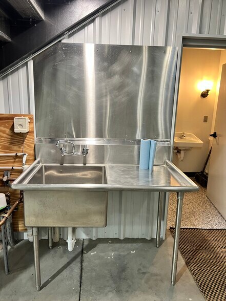 More Photos Of 1408 Pierce St, Norfolk Warehouse For Sale