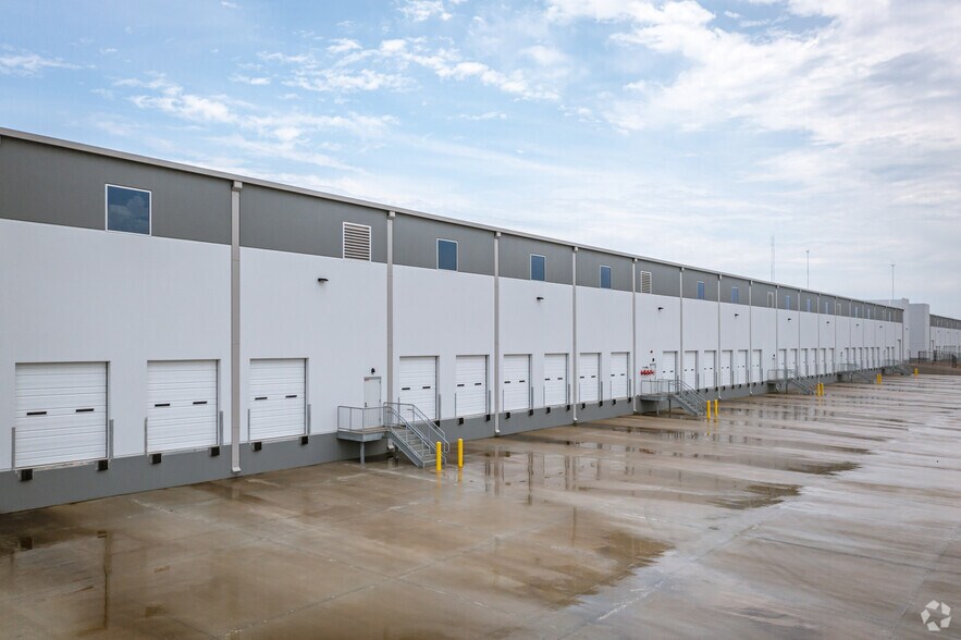 More Photos Of 5860 W Fuqua St, Houston Distribution For Lease