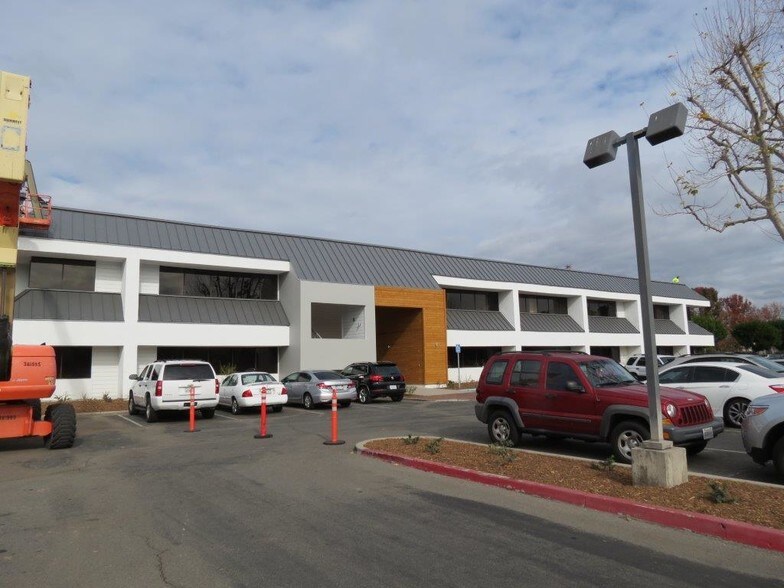 More Photos Of 555 N Park Center Dr, Santa Ana Office For Lease