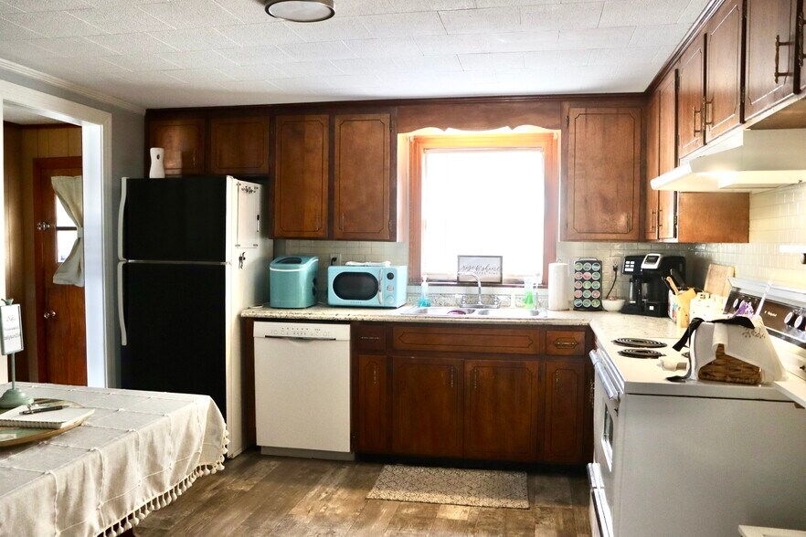 More Photos Of 303 Corman Ave, Troy Contractor Storage Yard For Sale