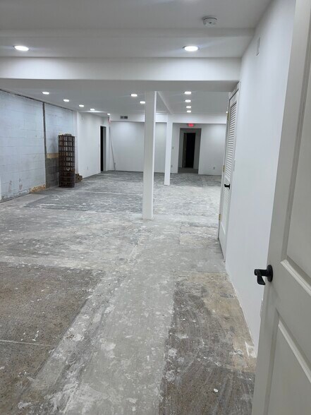 More Photos Of 330 E Oak St, Louisville Office For Sale