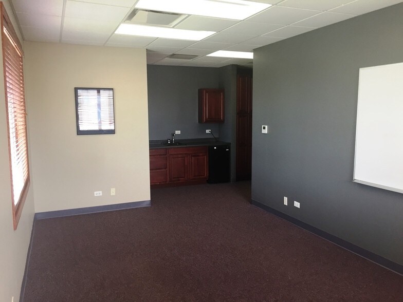 More Photos Of 3 Executive Ct, South Barrington Medical For Lease