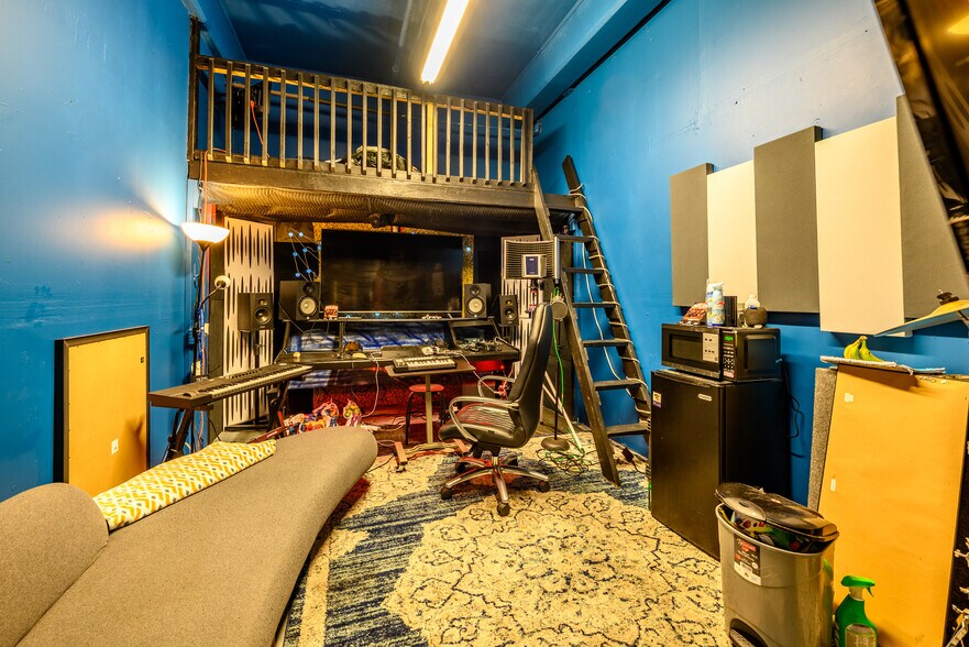 More Photos Of 86-90 Forrest St, Jersey City Warehouse For Lease