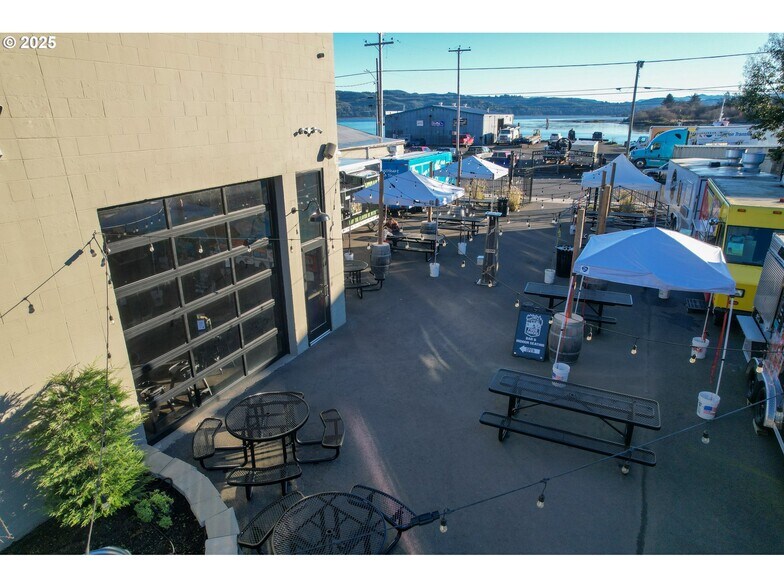 More Photos Of 790 N Bayshore Dr, Coos Bay Freestanding For Sale