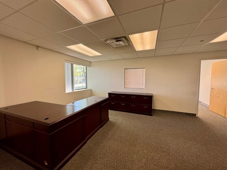 More Photos Of 1320 Lincoln Ave, Holbrook Warehouse For Lease