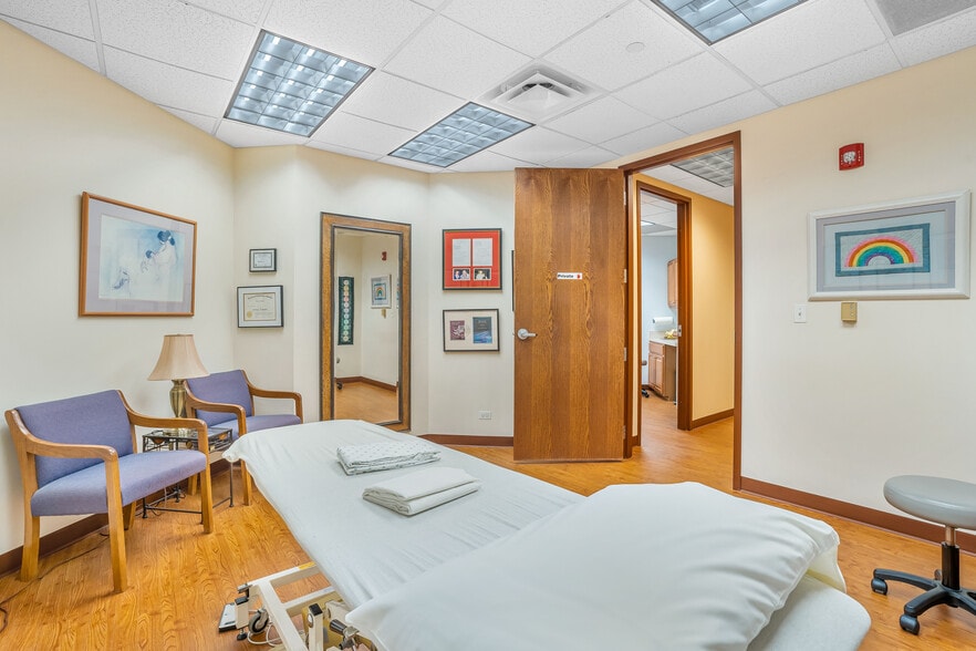 More Photos Of 1 TransAm Plaza Dr, Oakbrook Terrace Office For Sale
