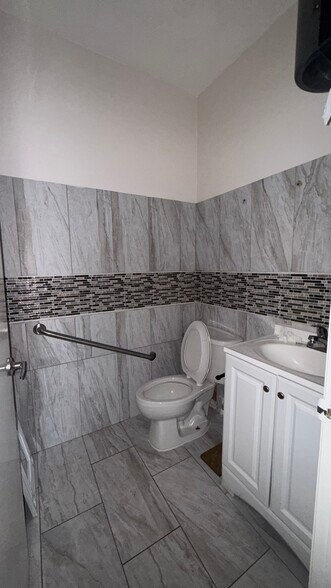 More Photos Of 11300 NW 87th Ct, Hialeah Unknown For Lease