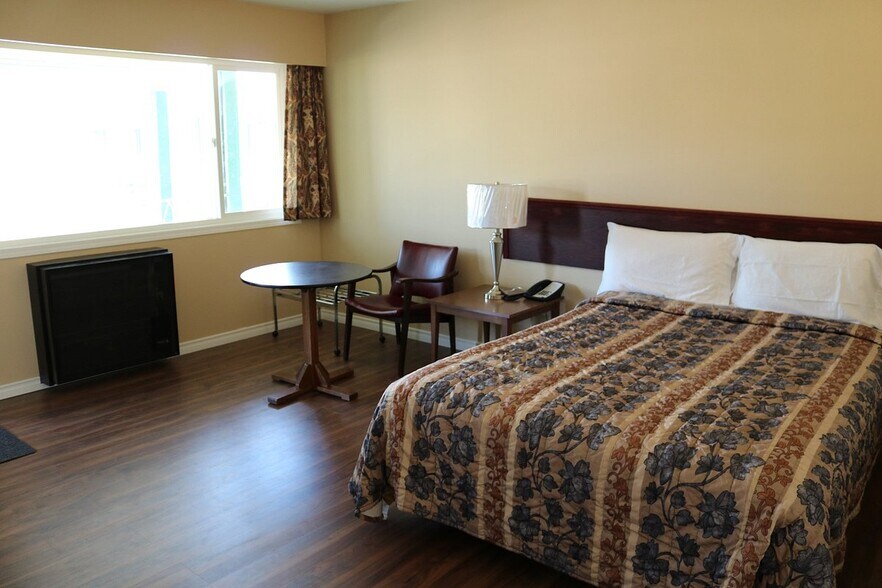 More Photos Of 5305 S Access Rd, Chetwynd Hotel For Sale